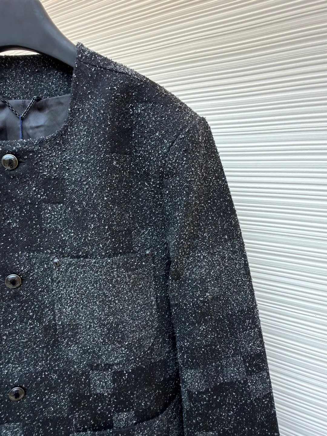 LOUIS VUITTON terry gauze plaid jacket ●Original version: 29100 purchase and development ●Item number: 1681405-D25 ●Fabric: denim fabric ●Technology: embroidery production ●Color: black and gray ●Version: fitted version ●Weight: about 1320 grams ●Size: The collarless design with black buttons is simple and elegant. Many pockets on the body (chest pockets, hem pockets) adopt three-dimensional cutting technology, with crisp bag shapes and neat edges. The plaid pattern is in precise positioning, and every splicing is perfectly matched, reflecting the exquisite tailoring craftsmanship. The fabric has been specially treated to have both stiffness and comfort, giving it a strong three-dimensional feel when worn. From fabric selection to detail sewing, Louis Vuitton's strict requirements for craftsmanship are demonstrated. The classic plaid elements are integrated with modern men's clothing craftsmanship, which not only has brand recognition, but also ensures the quality and fashion sense of wearing. The overall wiring is straight and delicate, the fabric is comfortable and soft, and the color is consistent without color difference. It can be matched with the same style to create a fashionable look and control various occasions. Customized accessories, complete with three standards, same style for men and women!